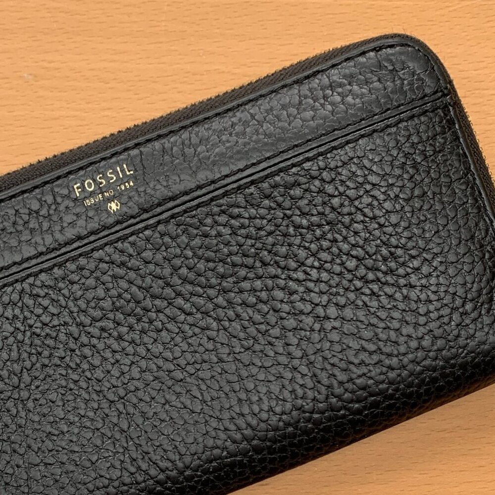 Fossil Black Leather Zip Wallet – Classic Pebbled Look with Gold Hardware